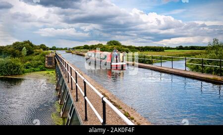 Narrowboat, das den Don Aqueduct auf der South Yorkshire Navigation überquert Stockfoto