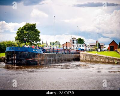 600 Tonnen Öltanker, der eine Sperre der South Yorkshire Navigation verlässt Stockfoto