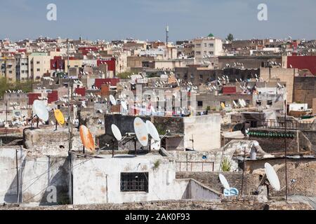 Viele Satellitenschüsseln auf den Dächern von Gebäuden in Fes (auch bekannt als Fez), Marokko Stockfoto