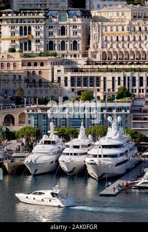 Apartment Gebäude, luxuriösen Yachten und Segelboote im Hafen Hercules Hafen, La Condamine, Fürstentum Monaco, Französische Riviera, Europa Stockfoto