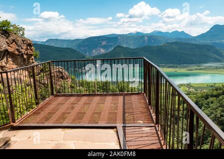 Aussichtsplattform über einen See in Südtirol Stockfoto