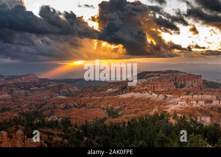 Die ersten Sonnenstrahlen schlagen die Hoodoos im Bryce Canyon, Utah Stockfoto