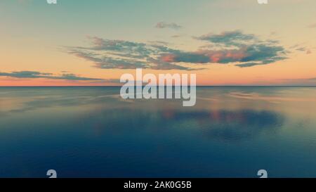 Antenne Drone Flug Schießen von schönen Himmel und Wasser im Sonnenuntergang weiches Licht. Biegen Sie rechts ab. Magestic Landschaft. Kiew, Ukraine, Europa. Stockfoto