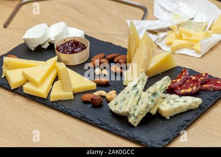 Verschiedene Arten Von Kase An Einer Prasentation Von Kasereien Blick Von Oben Auf Eine Kaseplatte Mit Blauschimmelkase Brie Mit Nussen Honig Auf Einer Holzernen Tisch Stockfotografie Alamy