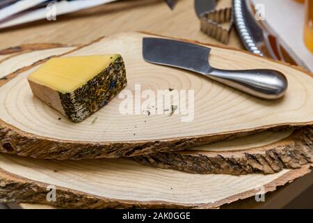 Verschiedene Arten Von Kase An Einer Prasentation Von Kasereien Blick Von Oben Auf Eine Kaseplatte Mit Blauschimmelkase Brie Mit Nussen Honig Auf Einer Holzernen Tisch Stockfotografie Alamy