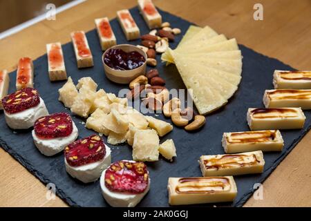 Verschiedene Arten Von Kase An Einer Prasentation Von Kasereien Blick Von Oben Auf Eine Kaseplatte Mit Blauschimmelkase Brie Mit Nussen Honig Auf Einer Holzernen Tisch Stockfotografie Alamy