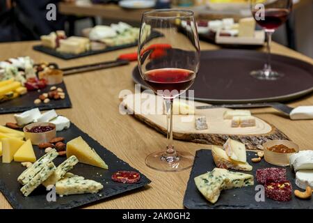 Verschiedene Arten Von Kase An Einer Prasentation Von Kasereien Blick Von Oben Auf Eine Kaseplatte Mit Blauschimmelkase Brie Mit Nussen Honig Auf Einer Holzernen Tisch Stockfotografie Alamy