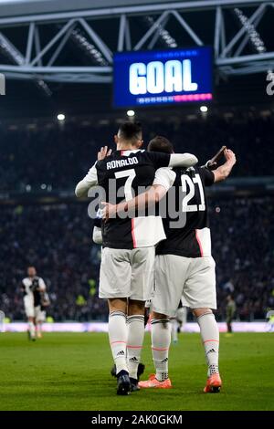 Turin, Italien - 06 Januar, 2020: Gonzalo Higuain von Juventus Turin FC feiert mit Cristiano Ronaldo von Juventus Turin FC, nachdem er ein Ziel während der Serie ein Fußballspiel zwischen Juventus Turin und Cagliari Calcio. FC Juventus gewann 4-0 über Cagliari Calcio. Credit: Nicolò Campo/Alamy leben Nachrichten Stockfoto