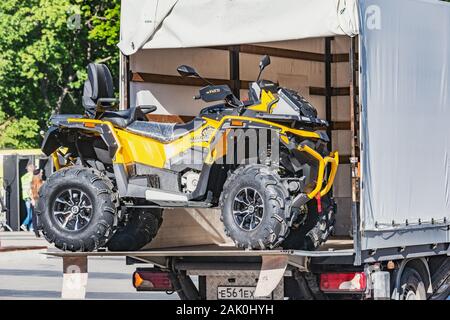 ATV Quad Bike bei der Verladung auf den LKW-Fracht. Stockfoto