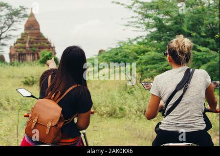 Frauen beobachten alte Tempel in Bagan (Myanmar) Stockfoto