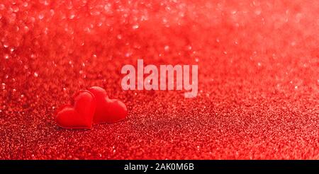 Zwei rote Herzen auf rotem Hintergrund funkelt. Valentines Tag, Liebe, Romantik, dating Konzept, lange Banner mit Platz kopieren. Foto Valentinstag Stockfoto
