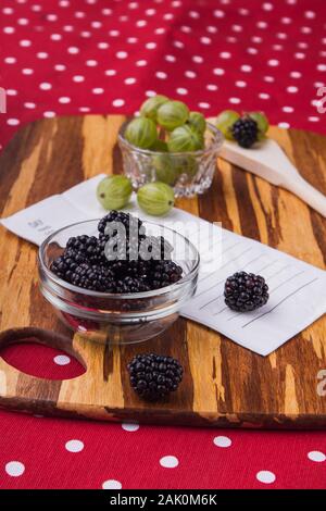 Kochen Salat mit Brombeeren und Kirschen Pflaumen. Stockfoto