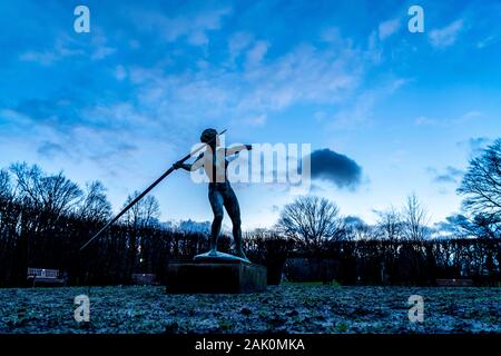 Der Grugapark, am Abend, im Winter, Kunstwerk der Speerwerfer, in der Lindenrund, Essen, Stockfoto