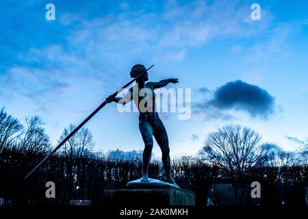 Der Grugapark, am Abend, im Winter, Kunstwerk der Speerwerfer, in der Lindenrund, Essen, Stockfoto