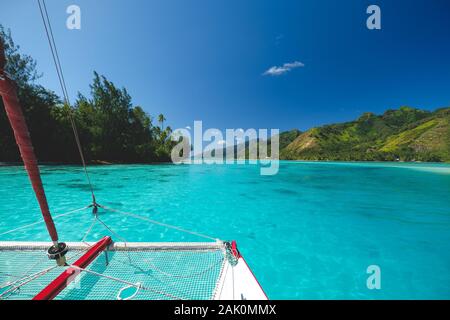 Kreuzfahrt mit einem Katamaran in Papeete (Tahiti) Stockfoto