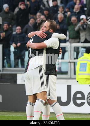 Torino, Italien. 06 Jan, 2020. Gonzalo higuain (juventus) und Cristiano Ronaldo (juventus) Glück während Juventus vs Cagliari, italienische Fußball Serie A Männer-WM in Turin, Italien, 06 Januar 2020 Credit: Unabhängige Fotoagentur/Alamy leben Nachrichten Stockfoto