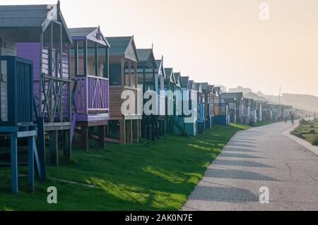 Mehrfarbige Urlaub hölzernen Umkleidekabinen am Strand mit Blick auf das Meer am Strand von tankerton Whitstable Küste, an der Kent Stockfoto
