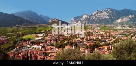 Landschaft - Tal mit Bergdörfern, hoher Berg Monte Brione und Gardasee (Lago di Garda) im Hintergrund, Blick vom Schloss Arco Stockfoto