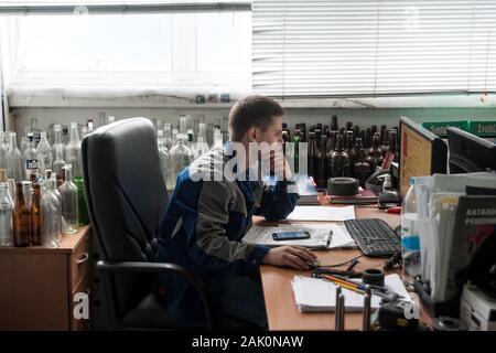 Techniker arbeitet auf dem PC in der Flasche. Tjumen Stockfoto