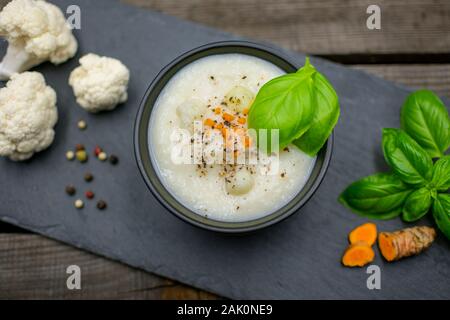 Blumenkohl Suppe mit frischen Gelbwurz und farbigen Pfeffer. Anzeigen von Stockfoto