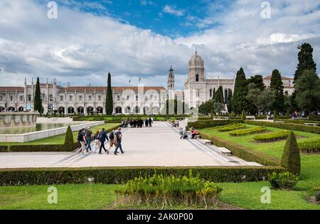 Touristische Menschen zu Fuß außerhalb des Parks mit Blick auf das Kloster Jeronimos oder Hieronymites Kloster in der Nähe von Fluss Tejo in Lissabon Portugal Stockfoto