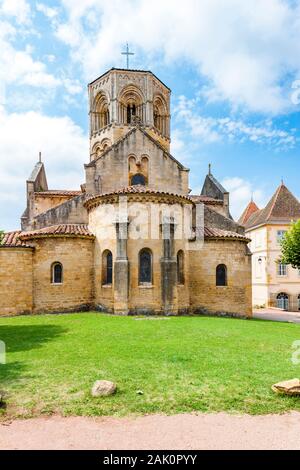 Semur en Brionnais, romanische Kirche in Burgund, Frankreich Stockfoto