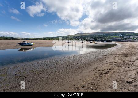 Ebbe auf den Nevern Mündung, Newport Sands, Pembrokeshire. Myndd Carningli blickt auf den Strand Stockfoto