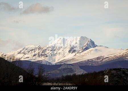 Blick auf die curavacas Gipfel mit Schnee, Palencia Berg. Spanien Stockfoto