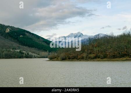 Blick auf die curavacas Gipfel mit Schnee, von der Escalante Sumpf in der palentina Berg. Spanien Stockfoto