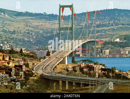 Eine Postkarte Bild des Bosporus Brücke oder 15. Juli Märtyrer Brücke eröffnet im Jahr 1973. Es ist eines von drei türkischen Brücken gebaut, die Europa und Asien über den Bosporus melden Sie Stockfoto