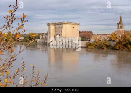 Tarascon, Frankreich - 30. November 2019: Tarascon Schloss in der Provence an der Rhone, im späten Herbst Nachmittag mit teilweise bedecktem Himmel Stockfoto