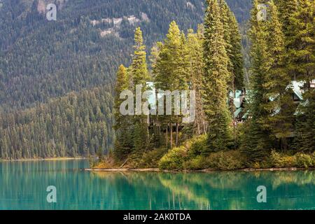 Emerald Lake Lodge im September im Yoho National Park, British Columbia, Kanada [kein Eigentum oder Model Releases; für redaktionelle Lizenzierung onl verfügbar Stockfoto