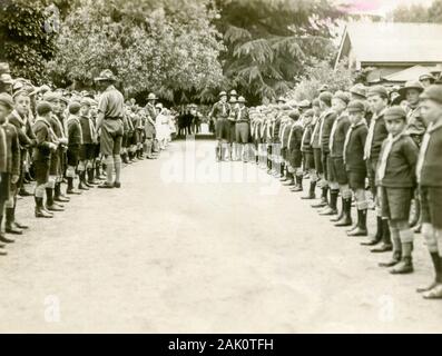 Australische Jungen und Pfadfinder bilden eine willkommende Ehrengarde im Vorgriff auf die Ankunft des Gouverneurs von New South Wales und Chefscout von NSW, Sir Philip Game in Cook Park, Orange, New South Wales (C. gec. 1933-35). Sir Philip war regelmäßiger Besucher von Orange und ein großer Anhänger der Pfadfinderbewegung, die in der Region um Orange stark war. Trotz detaillierter Recherchen der Orange District Historical Society ist nicht klar, wann dieses Foto gemacht wurde, aber die beste Schätzung ist, dass es für die Grundsteinlegung der Orange (Kite St) Scout Hall vom 16. April 1934 war Stockfoto