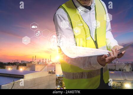 Industrial Engineer arbeitet und halten ein Konzept in der hand Raffinerieanlage, Industrie 4.0 Konzept Bild und Symbol Anschluss networking te zu prüfen. Stockfoto