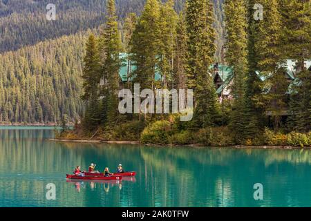 Vermietung Kanus auf Emerald Lake mit Emerald Lake Lodge im Hintergrund im September im Yoho National Park, British Columbia, Kanada [kein Eigentum oder Stockfoto