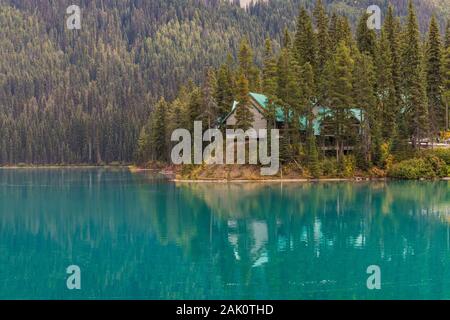 Emerald Lake Lodge im September im Yoho National Park, British Columbia, Kanada [kein Eigentum oder Model Releases; für redaktionelle Lizenzierung onl verfügbar Stockfoto