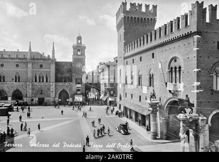 Ein 30er oder 40er Schwarz und Weiß Postkarte Bild des Palazzo Municipale, Ferrara, Italien. Das Rathaus von Ferrara ist in dem Rathausplatz 2. Der mittelalterliche Palazzo Ducale Estense war die Residenz der Herzöge (Este) und ist derzeit als das administrative Zentrum von Ferrara, Italien verwendet Stockfoto