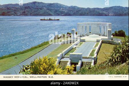 Eine historische Postkarte eines Schiffes, das das Massey Memorial im Hafen von Wellington, Neuseeland, passiert. Massey war von 1912 bis 1925 Ministerpräsident von Neuseeland. Als er im Amt starb, wurde die Gedenkstätte 1930 fertiggestellt. Die Postkarte wurde zwischen 1957 und 1960 von Pictorial Publications Ltd hergestellt, einem Unternehmen, das 1990 geschlossen hat. Stockfoto