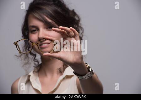 Porträt der jungen Latino Frau mit Brille Stockfoto