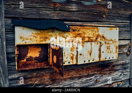 Eine schreckliche geheimnisvolle apokalyptische Sicht: ein verlassenes Haus in der Verlassenen belarussischen Kovali (weißrussisch: Schmiede) Dorf - Niemand lebt hier ein Stockfoto