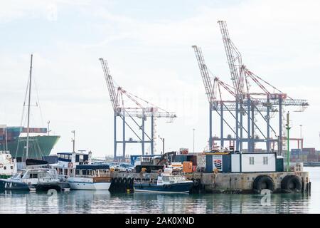 Blick auf den Containerhafen im Table Bay Harbor in Kapstadt, Südafrika Stockfoto