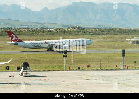 Turkish Airlines Airbus A330 300 Flugzeug starten oder landen auf der Start- und Landebahn am Flughafen Kapstadt, Südafrika Stockfoto