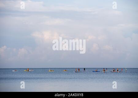 Jährliche SUP paddle Board Sportveranstaltung in Naples, Florida vom Pier in die City Dock. Stockfoto