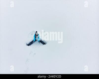 Ansicht von oben Frau, Schnee Engel Stockfoto