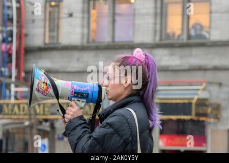 Sprecherin der Die Rebellion Aussterben Gruppe bei der Demonstration auf dem Damm bei 6-1 2020 Amsterdam Niederlande 2020 Stockfoto