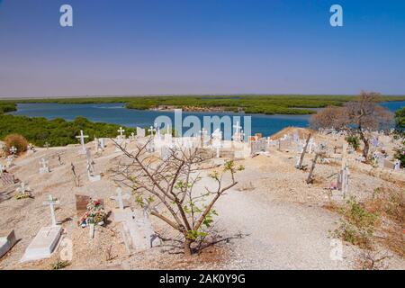 Joal-Fadiout, Senegal - April, 26, 2019: Baobab Bäumen auf dem christlichen Friedhof. Joal-Fadiouth Stadt und Kommune in der Region Thiès am Ende der Stockfoto