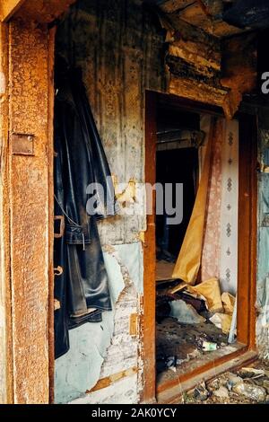 Eine schreckliche geheimnisvolle apokalyptische Sicht: ein verlassenes Haus in der Verlassenen belarussischen Kovali (weißrussisch: Schmiede) Dorf - Niemand lebt hier ein Stockfoto