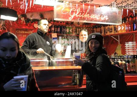 Der Weihnachtsmarkt auf der schönen Grote Markt in der Altstadt von Antwerpen in Belgien, Nord Europa Stockfoto