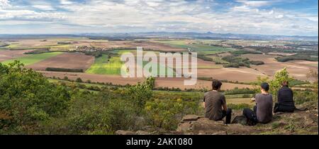 Gruppe von Menschen, die ländliche Landschaft mit Dörfern, Feldern und Bergen im Hintergrund, blauer Himmel mit weißen Wolken, Blick vom Rip Berg, Cesk Stockfoto