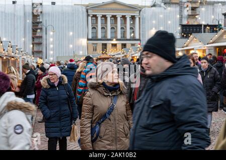 Zufällige Menschen am Senatsplatz Weihnachtsmarkt in Helsinki, Finnland Stockfoto